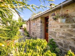 Stone House Harmony -Studio Apartment with Patio and Garden View 2