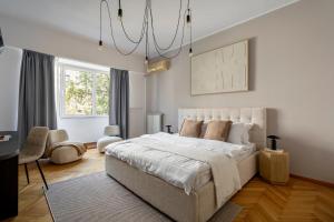 Epic 4BR Luxe Boulevard Apartment Near Rosetti Square & Old Town