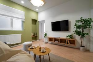 Sunny & Peaceful 3BR with Balcony Near National Theater & Cismigiu Park