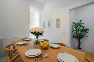 Sunny & Peaceful 3BR with Balcony Near National Theater & Cismigiu Park