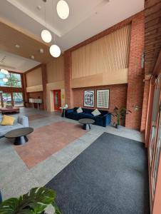 Modern, cosy and well-located!