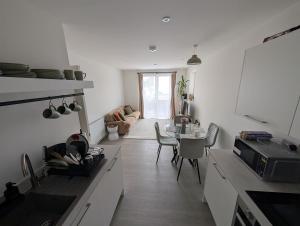 Modern, cosy and well-located!