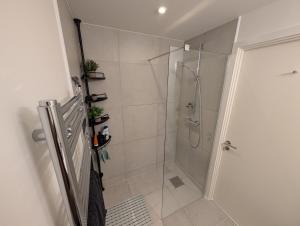 Modern, cosy and well-located!
