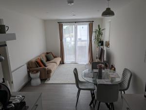 Modern, cosy and well-located!