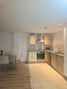 spacious 2 bedroom city centre apartment