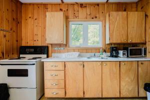 2-Bedroom Cottage #2 - Sand Bay