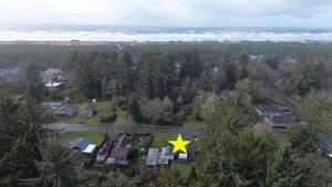 Cozy vibes, hot tub, EV charger, 1mi to beach