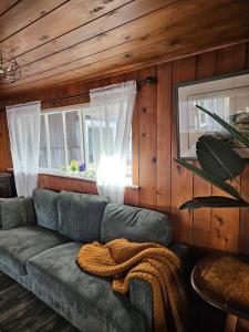 Cozy vibes, hot tub, EV charger, 1mi to beach