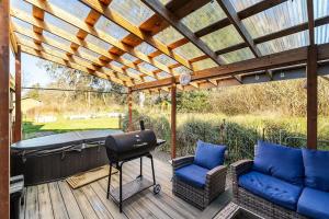 Cozy vibes, hot tub, EV charger, 1mi to beach