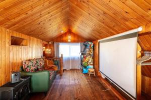 Cozy vibes, hot tub, EV charger, 1mi to beach