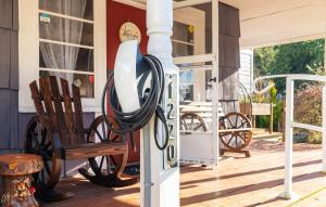 Cozy vibes, hot tub, EV charger, 1mi to beach