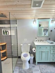 Cozy vibes, hot tub, EV charger, 1mi to beach