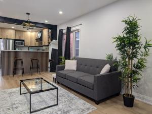 Hamilton Ontario 2 BR Wi-Fi Workspaces Near Ottawa