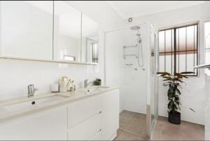 Large Family Bondi Home - close to beach & shops