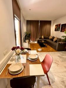 B-Living Oasis - Sunny 1BR, Palm Views, Balcony