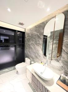 Chic Boho 3BR Retreat Lakefront View