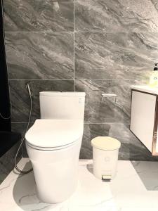 Chic Boho 3BR Retreat Lakefront View