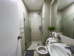 Unique and Quiet Studio Unit in Mandaluyong or Makati with Fast WiFi & Best City View