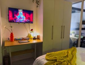 Unique and Quiet Studio Unit in Mandaluyong or Makati with Fast WiFi & Best City View