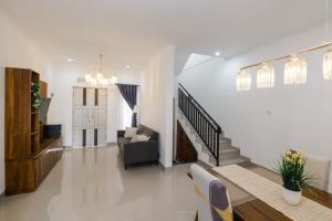 Villa Three Eight - 3BR Cozy Stay with Rooftop