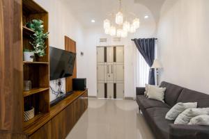 Villa Three Eight - 3BR Cozy Stay with Rooftop