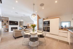 Cozy 2-Br Apartment 1 min from the Beaches