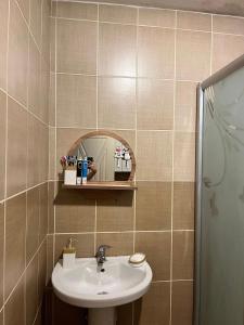 Beccas double bedroom alongside Metrobank Makati