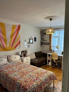 Beccas double bedroom alongside Metrobank Makati