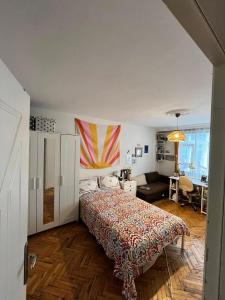 Beccas double bedroom alongside Metrobank Makati