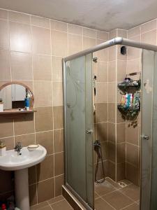 Beccas double bedroom alongside Metrobank Makati