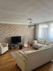 Beccas double bedroom alongside Metrobank Makati