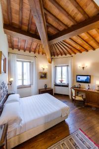 Superior Double Room with River View room in Hotel Mulino Di Firenze