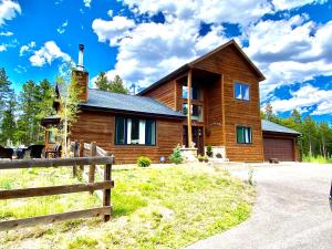 Echo Hills Mountain Lodge - Evergreen Mountain Top Retreat - 15 minutes to SKI!!