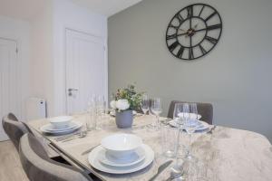 Stylish 2-Bed Home in Fairview with Free Parking