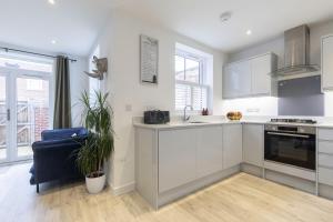 Stylish 2-Bed Home in Fairview with Free Parking