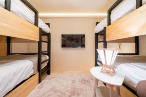 吹き抜け天井 大きなリビング 15台のベッド バスルーム3つ グループに最適の宿