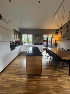 Charming Private Home with Hot Tub and Esja Mountain View