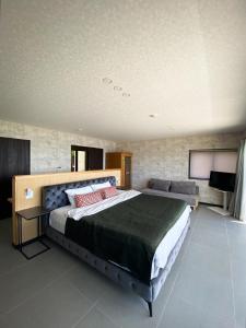 Bella Vista-Luxurious Hilltop Penthouse with Ocean View