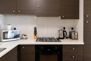 Town Centre Apartment with FREE Parking