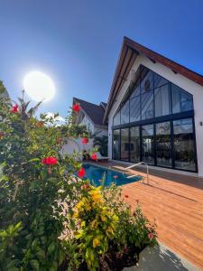 Brownhouse Luxury 2BR Chalet with Pool in Paje