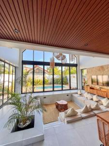 Brownhouse Luxury 2BR Chalet with Pool in Paje