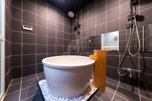 吹き抜け天井 大きなリビング 15台のベッド バスルーム3つ グループに最適の宿