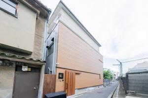 吹き抜け天井 大きなリビング 15台のベッド バスルーム3つ グループに最適の宿