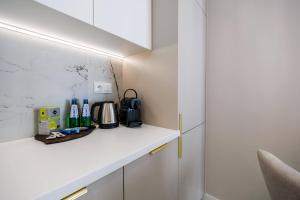 Gold&Marble Luxe Apartment- City Centre, Free Parking by StayNest
