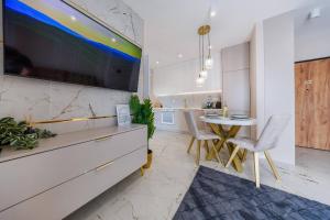 Gold&Marble Luxe Apartment- City Centre, Free Parking by StayNest