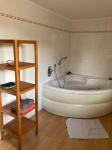 Ruhiges ganzes Apartment Self Check-in 45 m zwei Zimmer Groses Bad Badewanne Kochnische