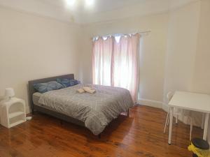 Spacious Queen Room in Earlwood - EW2