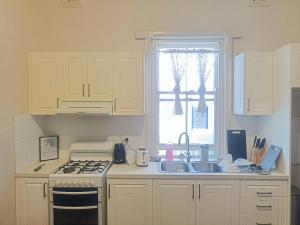 Spacious Queen Room in Earlwood - EW2