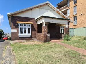 Spacious Queen Room in Earlwood - EW2