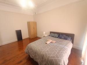 Spacious Queen Room in Earlwood - EW2